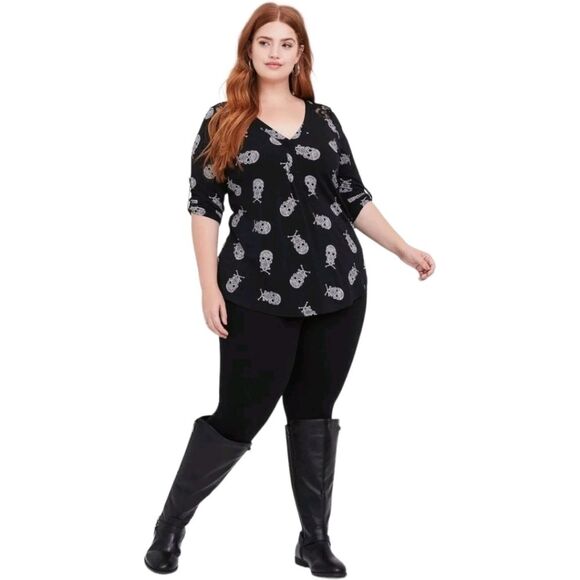 Torrid Studio Knit Skull Lace Yoke Harper top blouse Size 2/2x - Picture 1 of 7